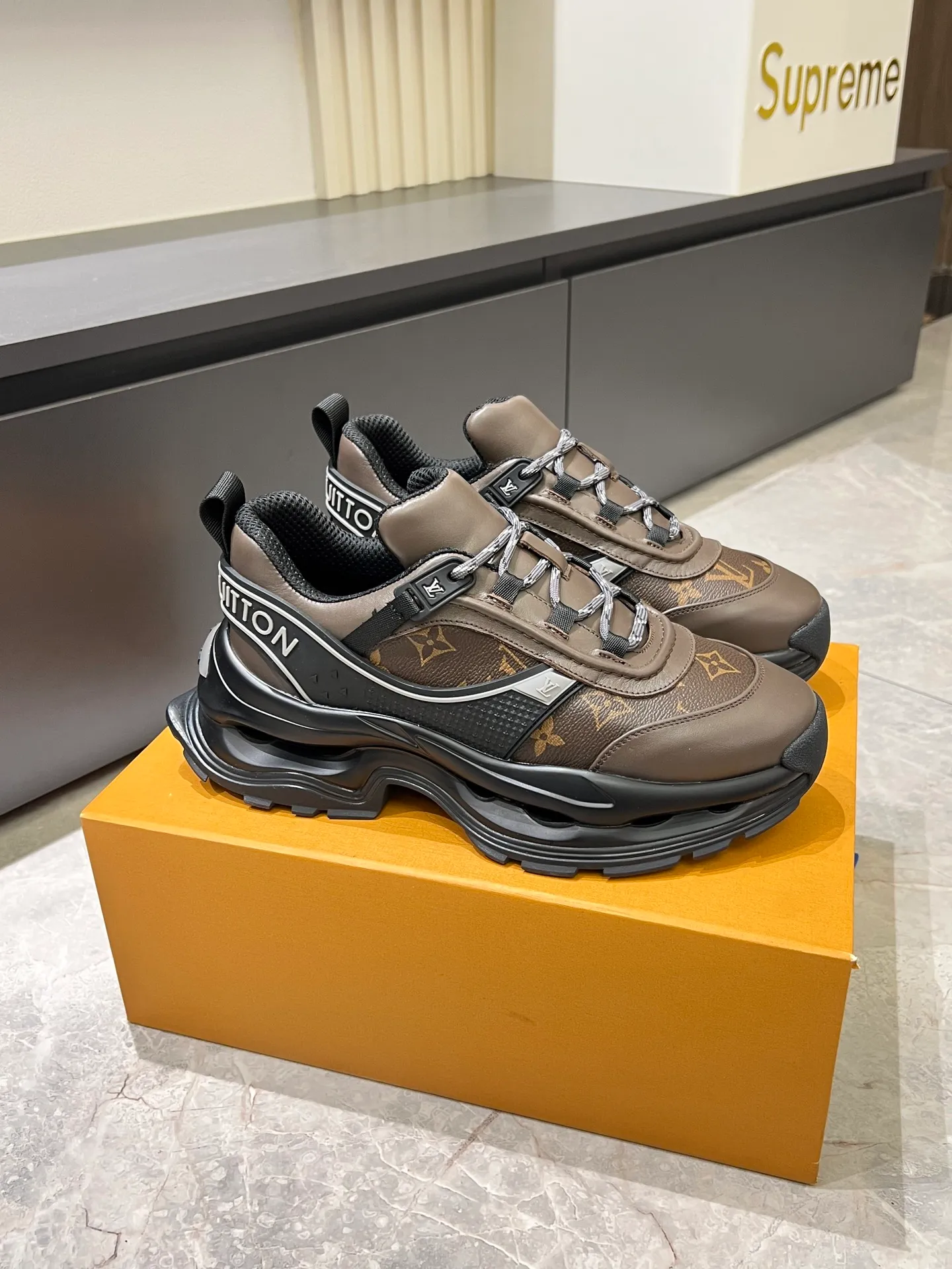 p600 "LOUI* VUITTO*" popular men's casual shoes, genuine development in Italy 💯Purchasing level quality ✔️The upper is made of first-layer cowhide, comfortable and soft sheepskin feet ⚡️ Fashionable and versatile, the toe last shape is firm and full, the soles are made from original LV molds and can be freely entered and exited the counter. Light and comfortable on the feet~Purely handmade, details determine quality! Size:39-44!